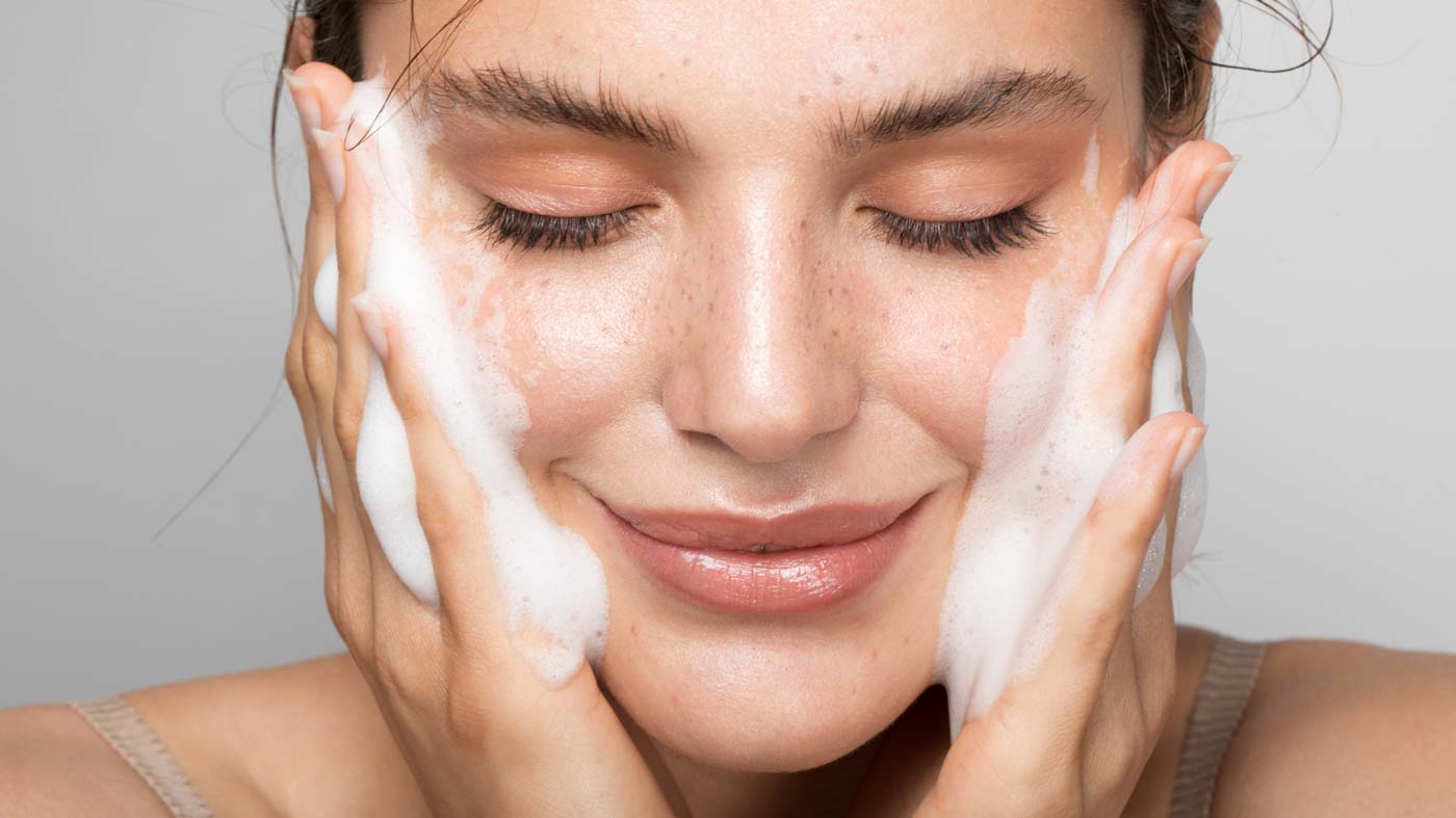 3 maneiras de cuidar da pele do rosto antes da maquiagem